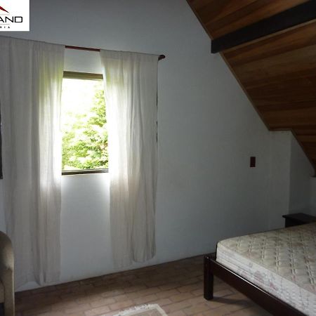 Alugo linda casa de campo perto de São Paulo com ótimo jardim, piscina e lareira. Sara-Sara Exterior foto